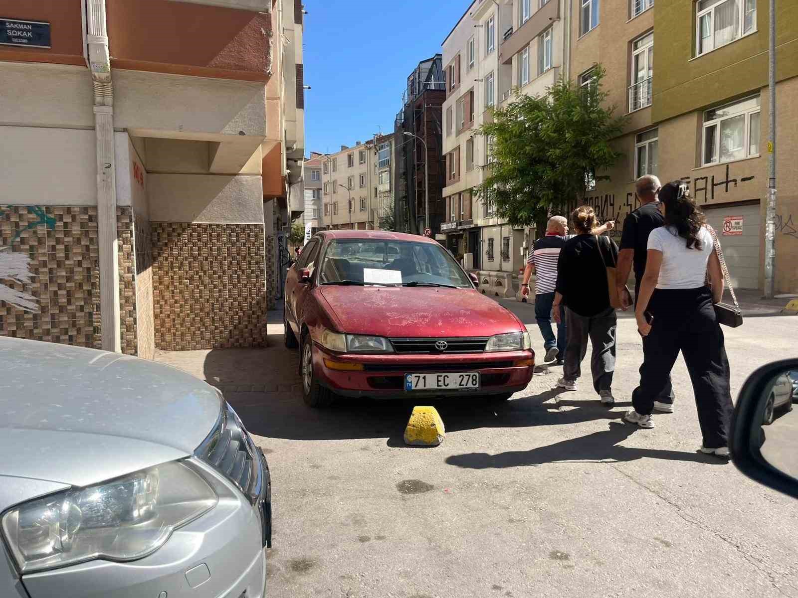 Kaldırıma park eden s&uuml;r&uuml;c&uuml;ye apartman y&ouml;neticisinden notlu uyarı
