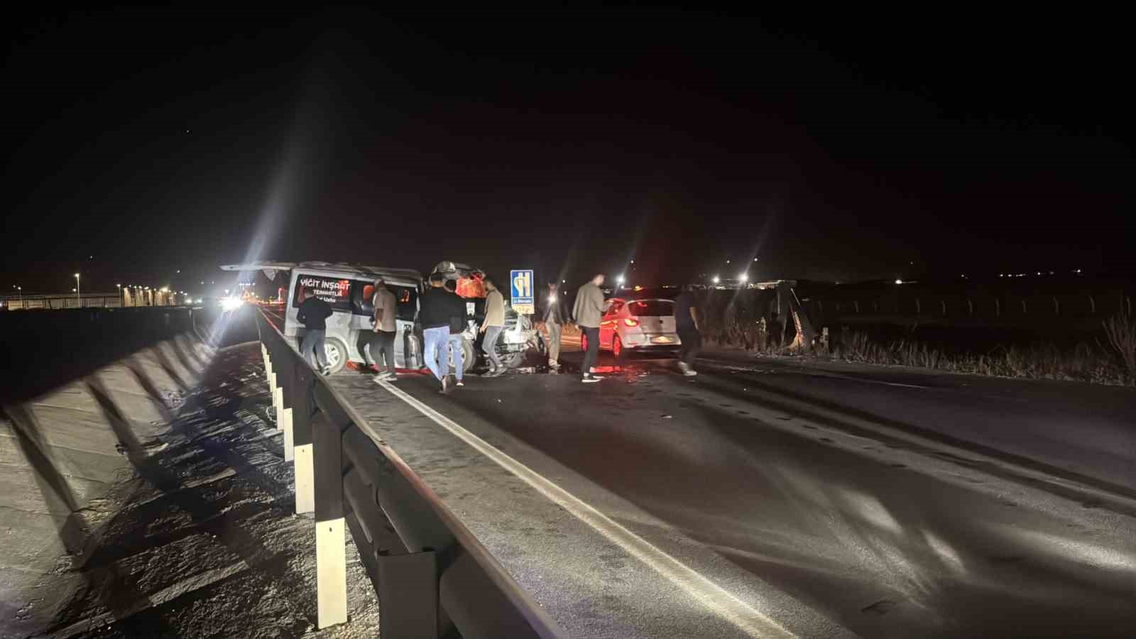 İş makinasına &ccedil;arpan minib&uuml;s şof&ouml;r&uuml; yaralandı
