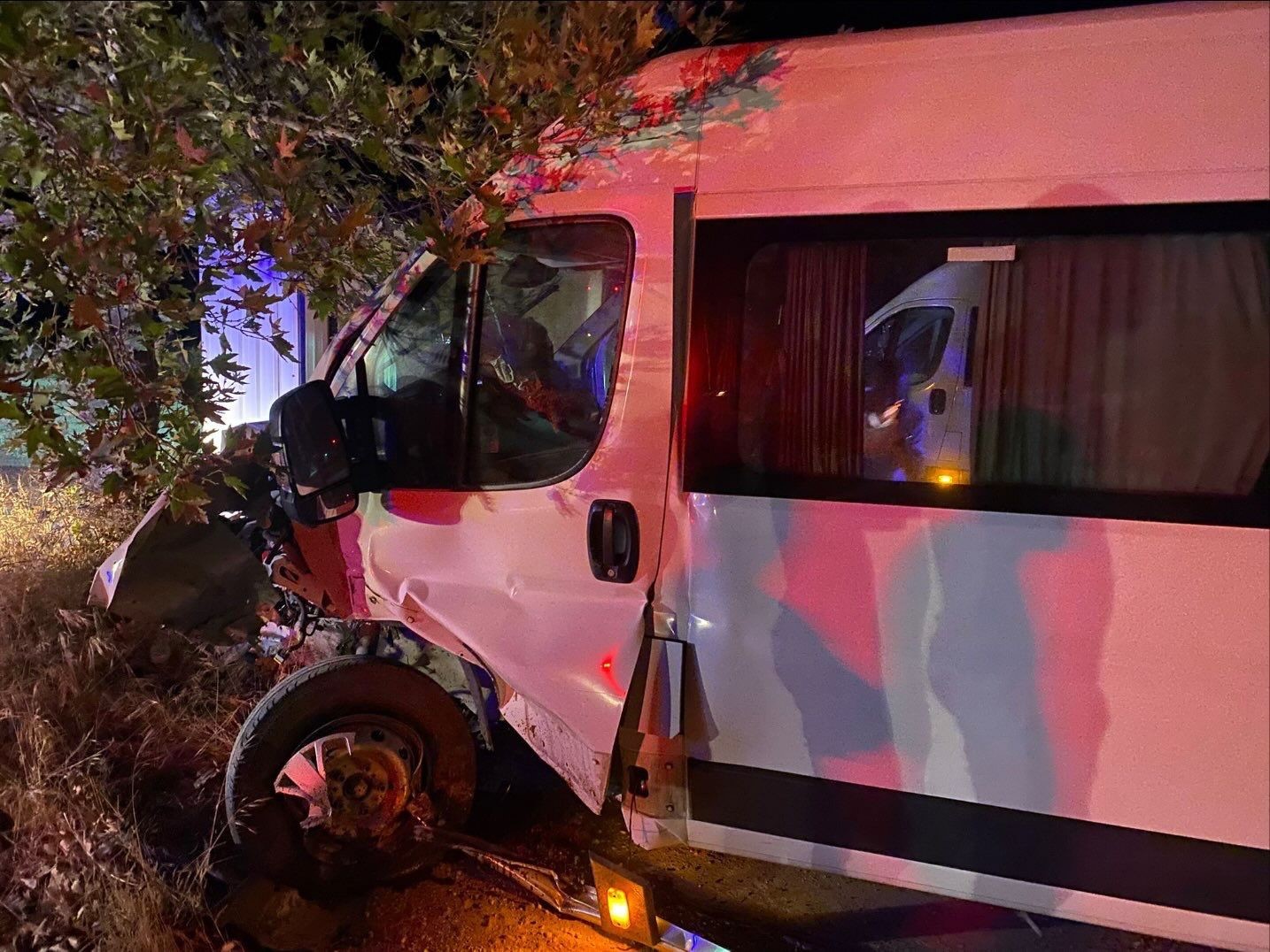 Minib&uuml;s ile otomobil kafa kafaya &ccedil;arpıştı; 9 yaralı
