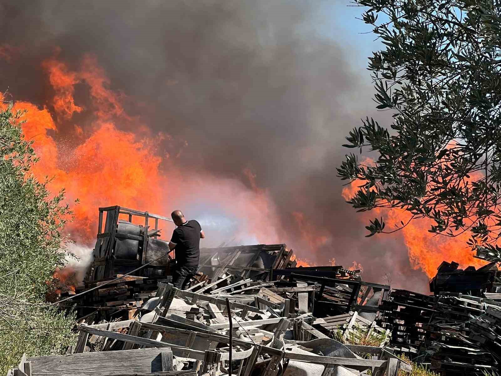 Manisa’da ahşap palet fabrikasında yangın