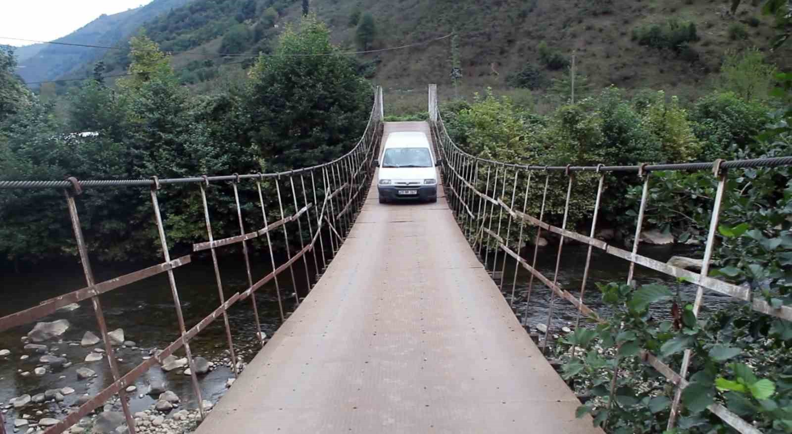 Çelik halatlara bağlı ahşap köprü köylülerin korkulu rüyası