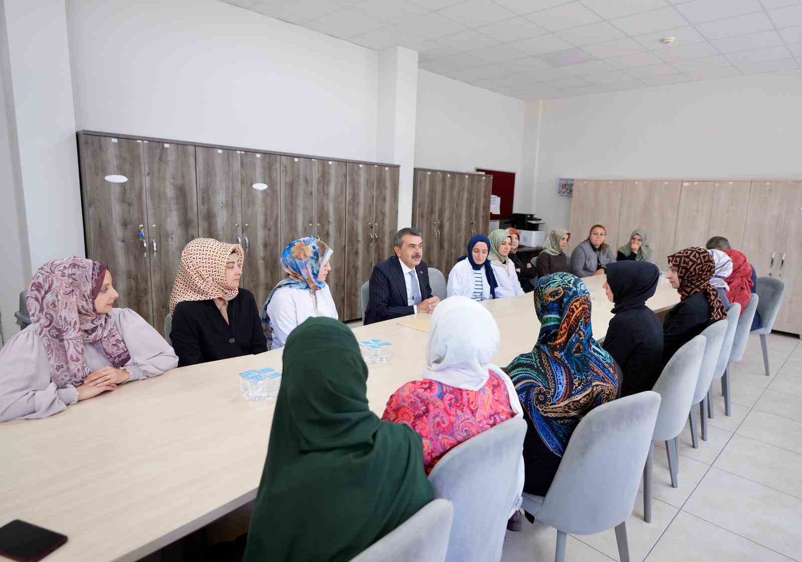 Bakan Tekin&rsquo;den Erzurum&rsquo;da s&uuml;rpriz okul ziyareti
