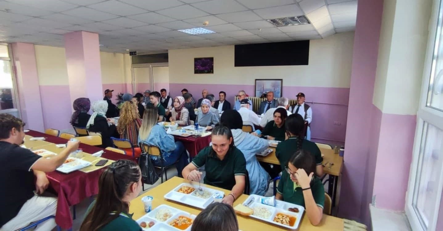 Altıntaş&rsquo;ta &ouml;ğretmen ve &ouml;ğrenciler gazilerle bir araya geldi
