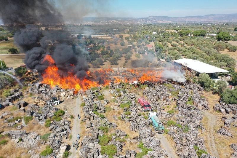Palet fabrikasındaki yangın havadan g&ouml;r&uuml;nt&uuml;lendi
