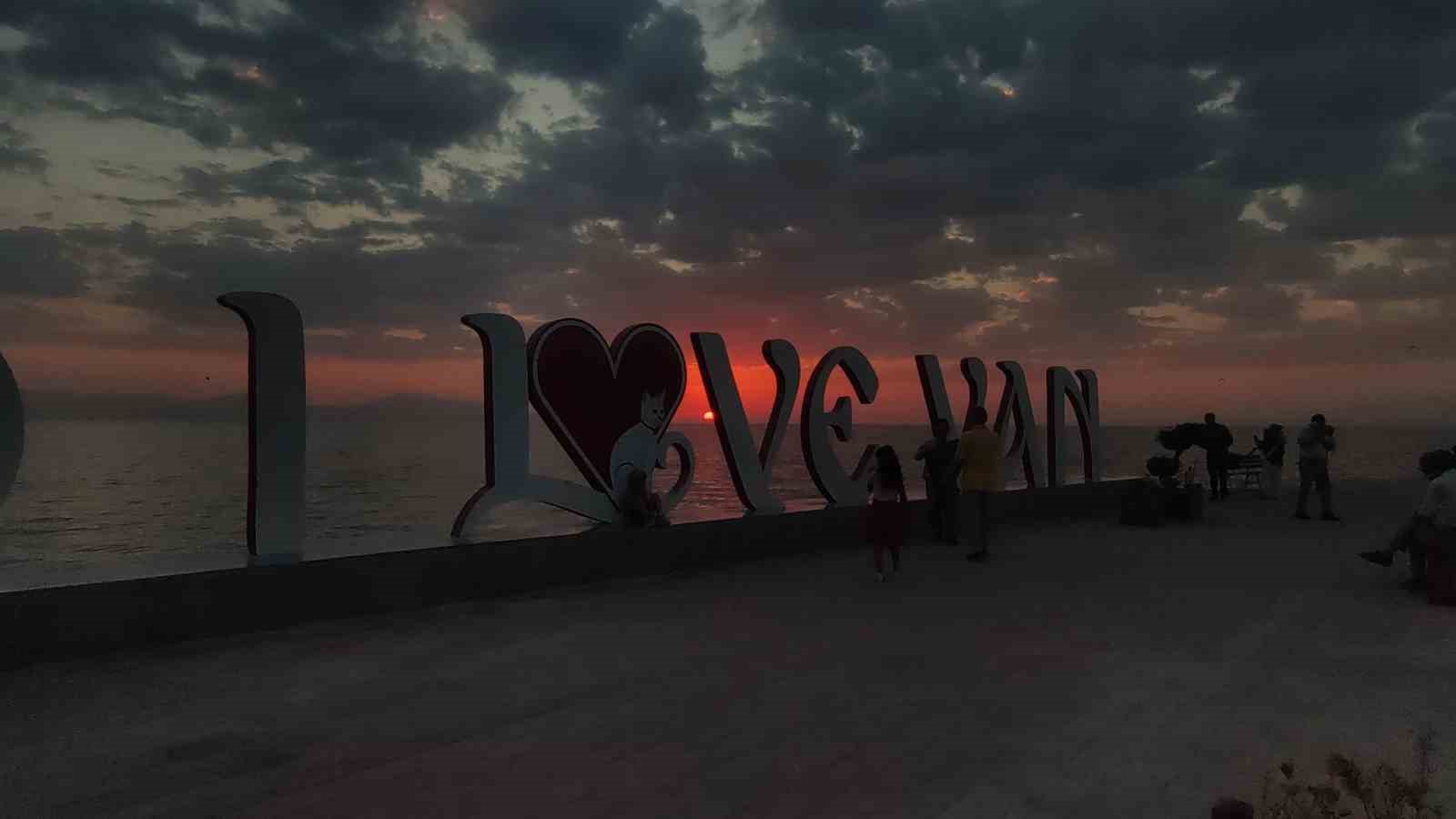 Van G&ouml;l&uuml;&rsquo;nde g&uuml;n batımı kartpostallık manzaralar oluşturdu
