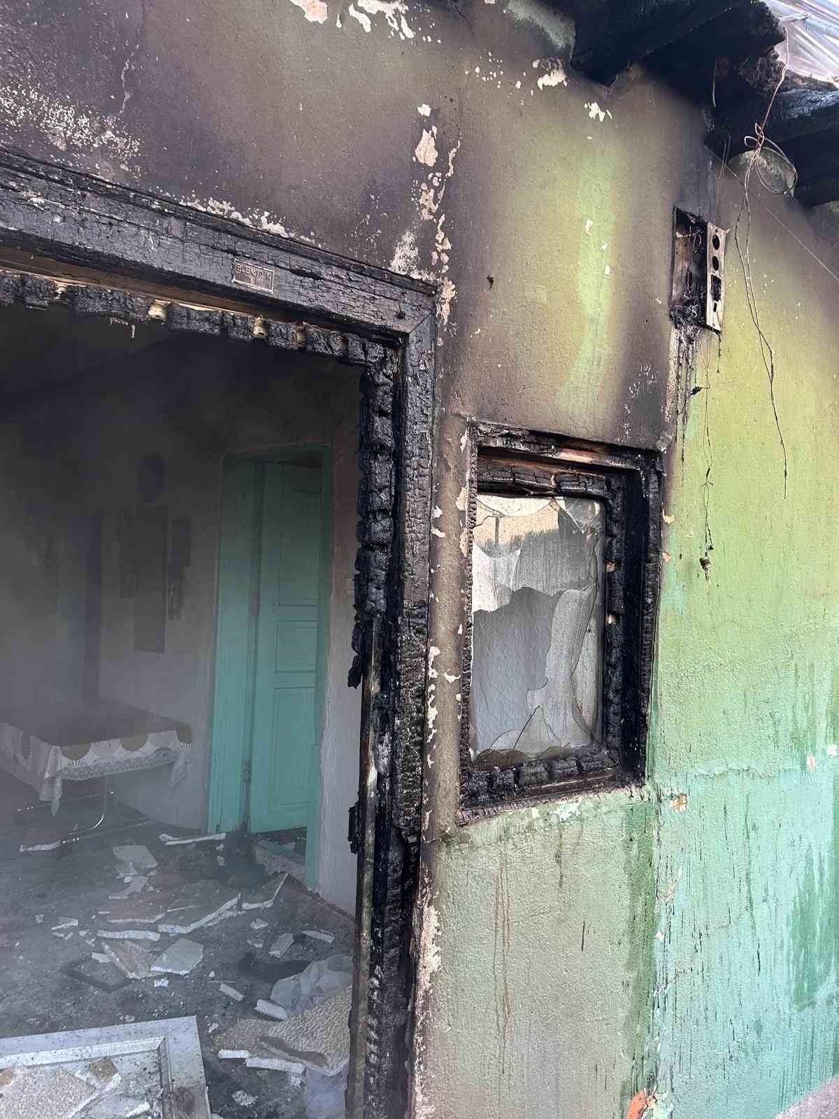 Alevlere teslim olan ev kullanılmaz hale geldi
