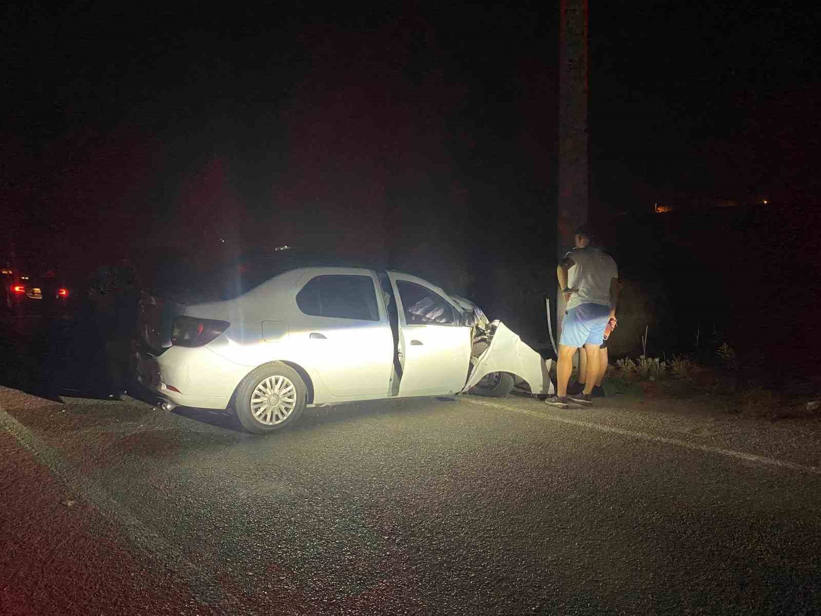 Seyir halinde lastiği patlayan otomobil elektrik direğine çarptı; 1 yaralı