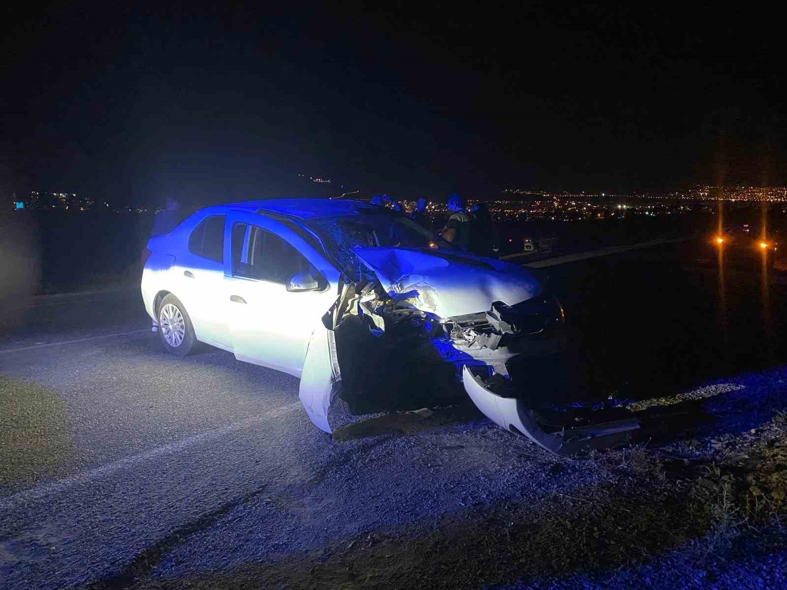 Seyir halinde lastiği patlayan otomobil elektrik direğine çarptı; 1 yaralı
