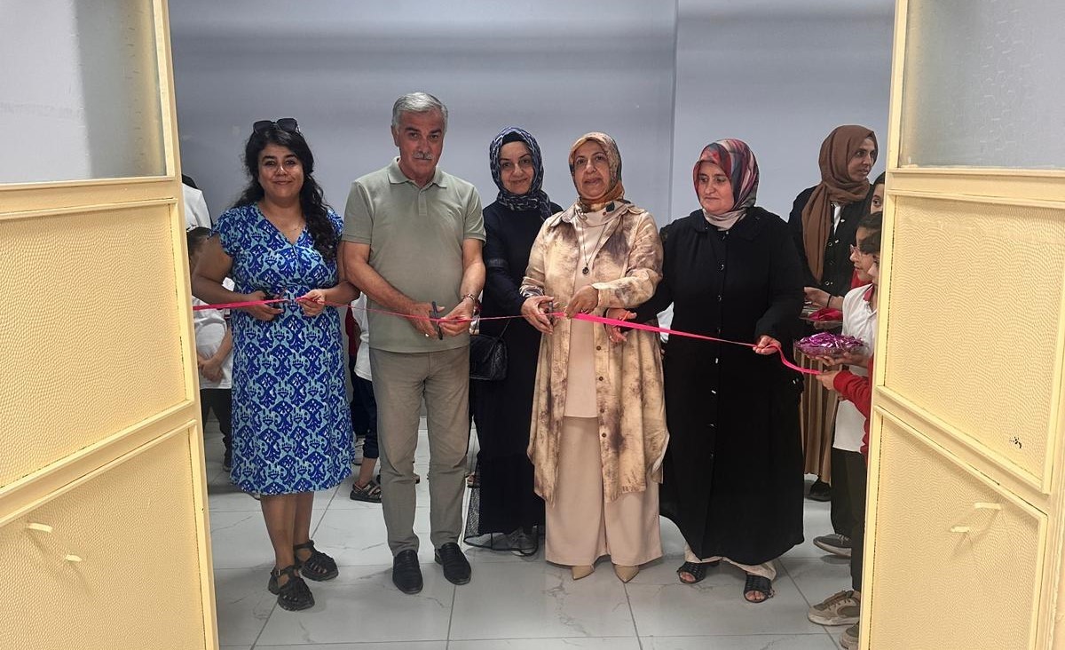 Depremde hayatını kaybeden torunları adına konferans salonu açtı