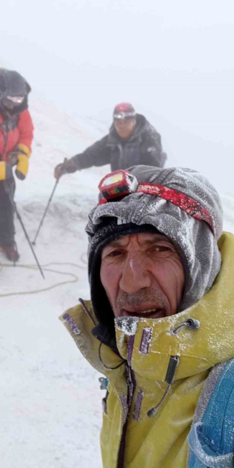 Sis ve fırtınaya rağmen Ağrı Dağı&rsquo;nda zirveye ulaştılar

