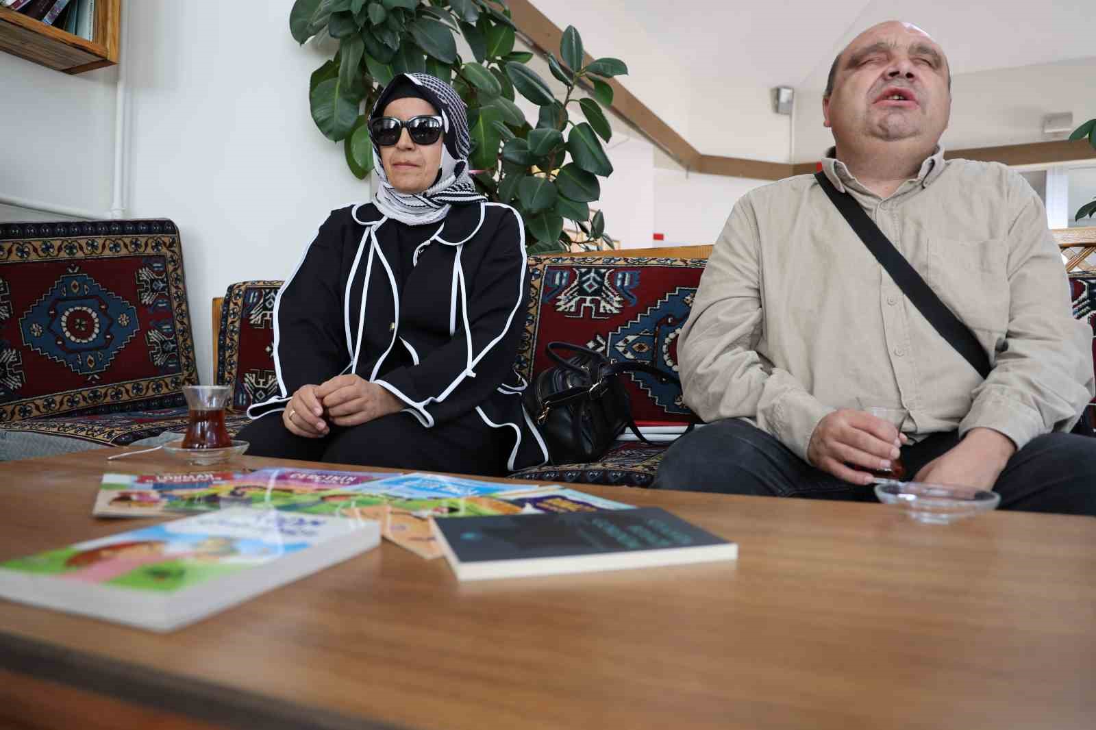 G&ouml;rme engelli &ouml;ğretmen 11&rsquo;inci, kendi gibi g&ouml;rme engelli eşi ise ilk kitabını &ccedil;ıkardı
