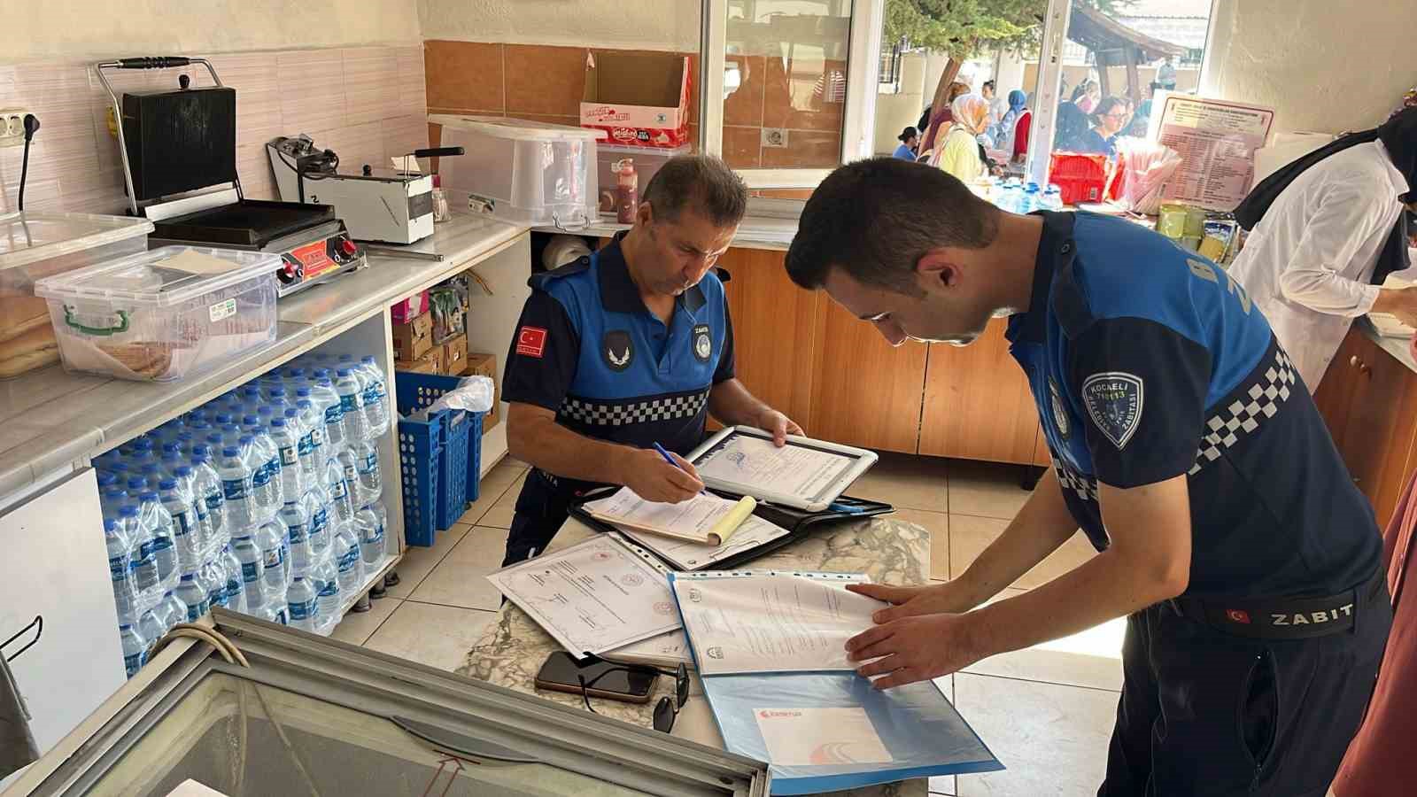 Zabıta, kantinlerdeki yasaklı &uuml;r&uuml;nleri tezgahlardan kaldırdı
