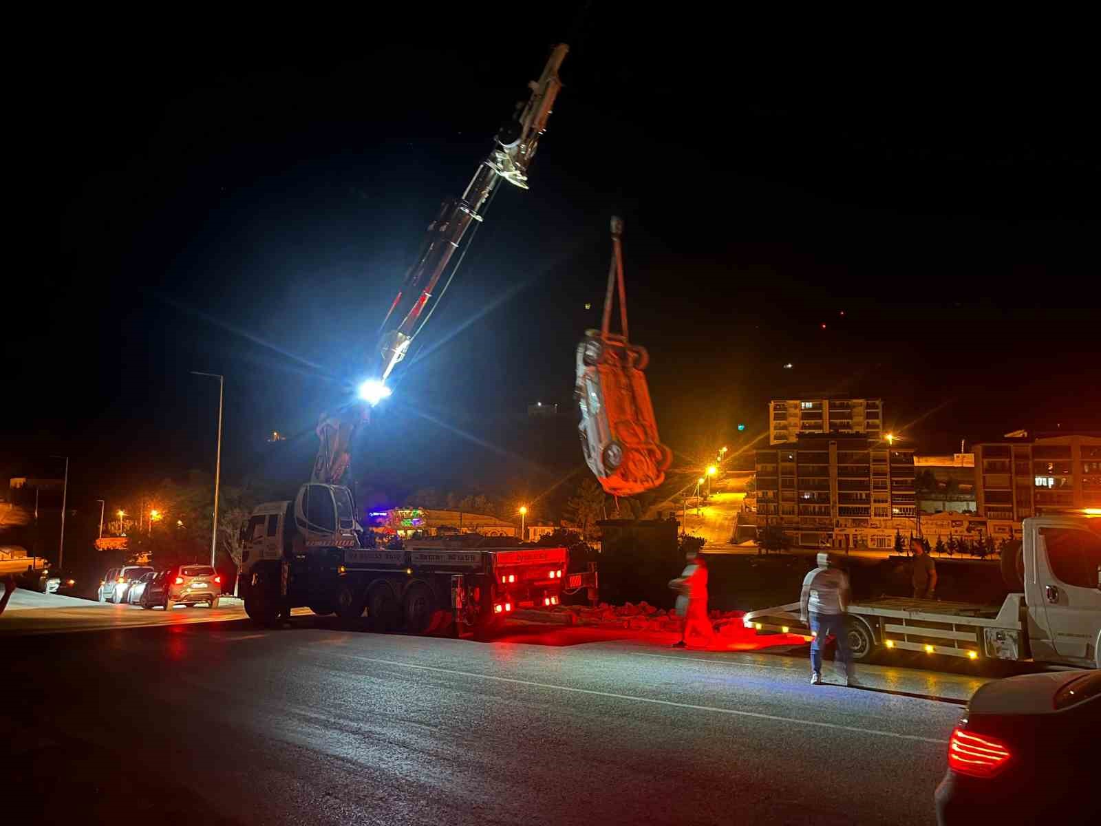 Otomobil şarampole yuvarlandı: 2 yaralı