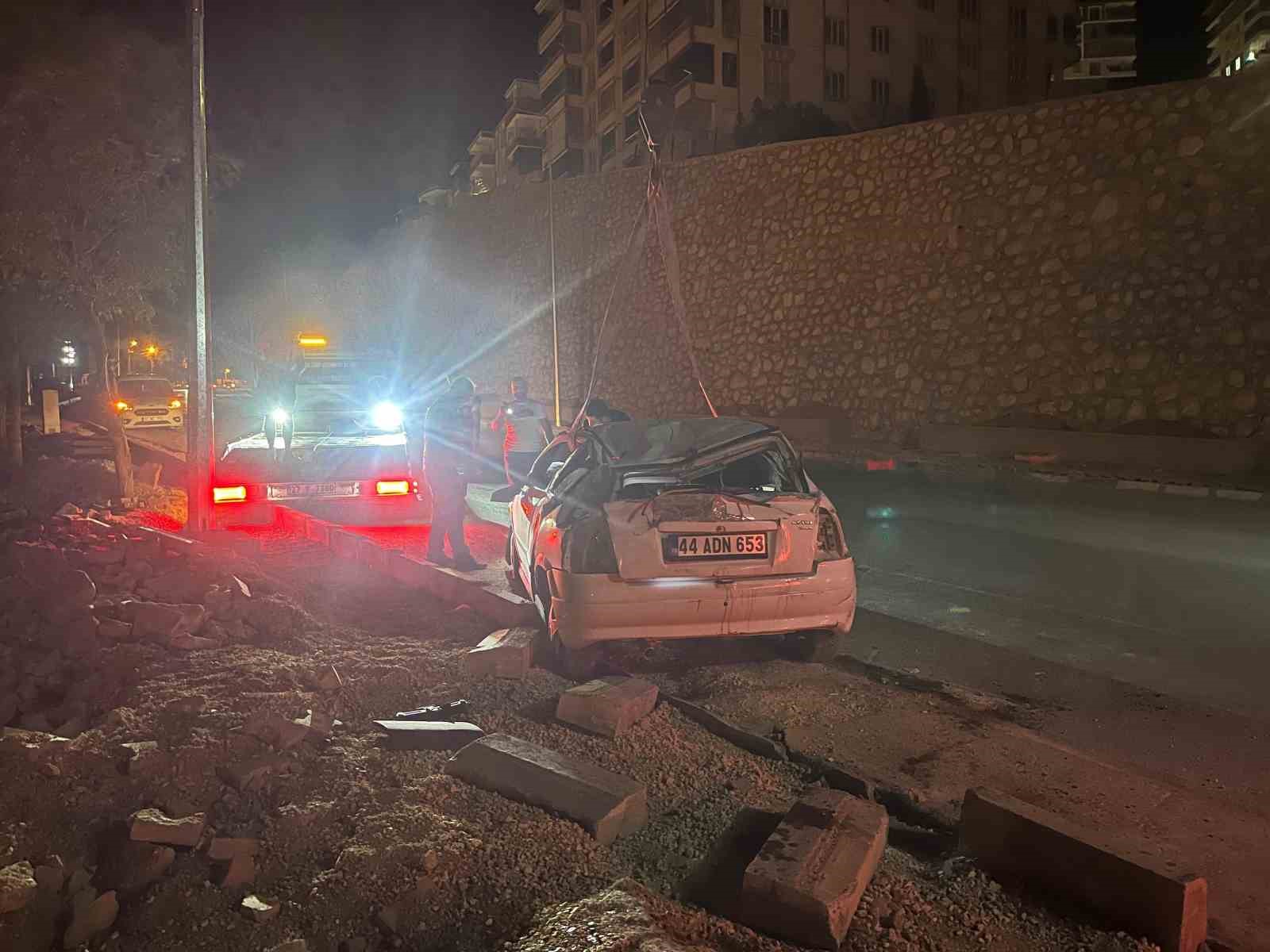 Otomobil şarampole yuvarlandı: 2 yaralı
