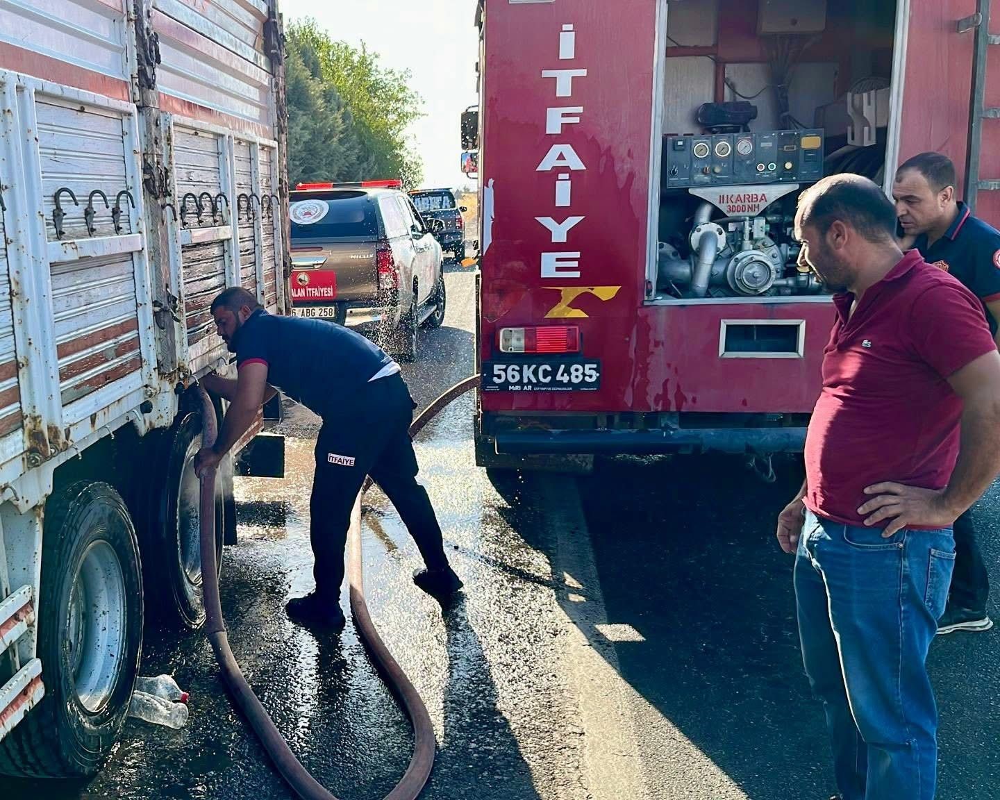 Siirt&rsquo;te seyir halindeki kamyonet alev aldı
