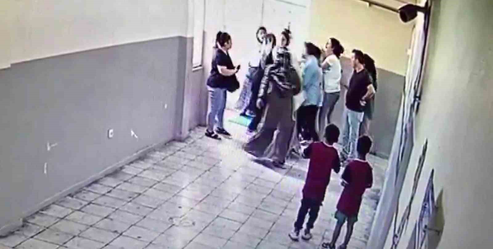 Kavga eden öğrencileri ayıran kadın öğretmeni veliler darbetti