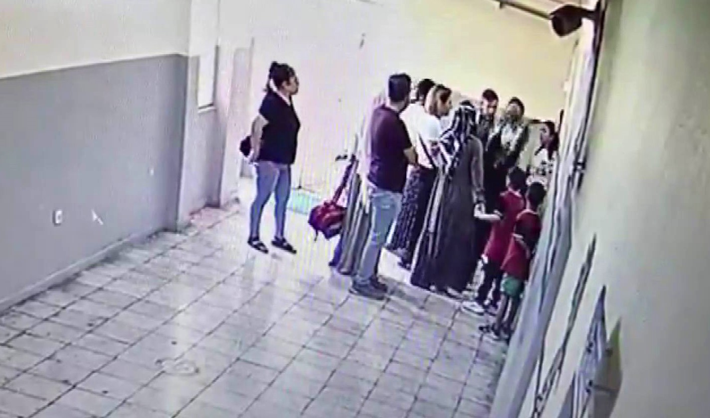 Kavga eden &ouml;ğrencileri ayıran kadın &ouml;ğretmeni veliler darbetti
