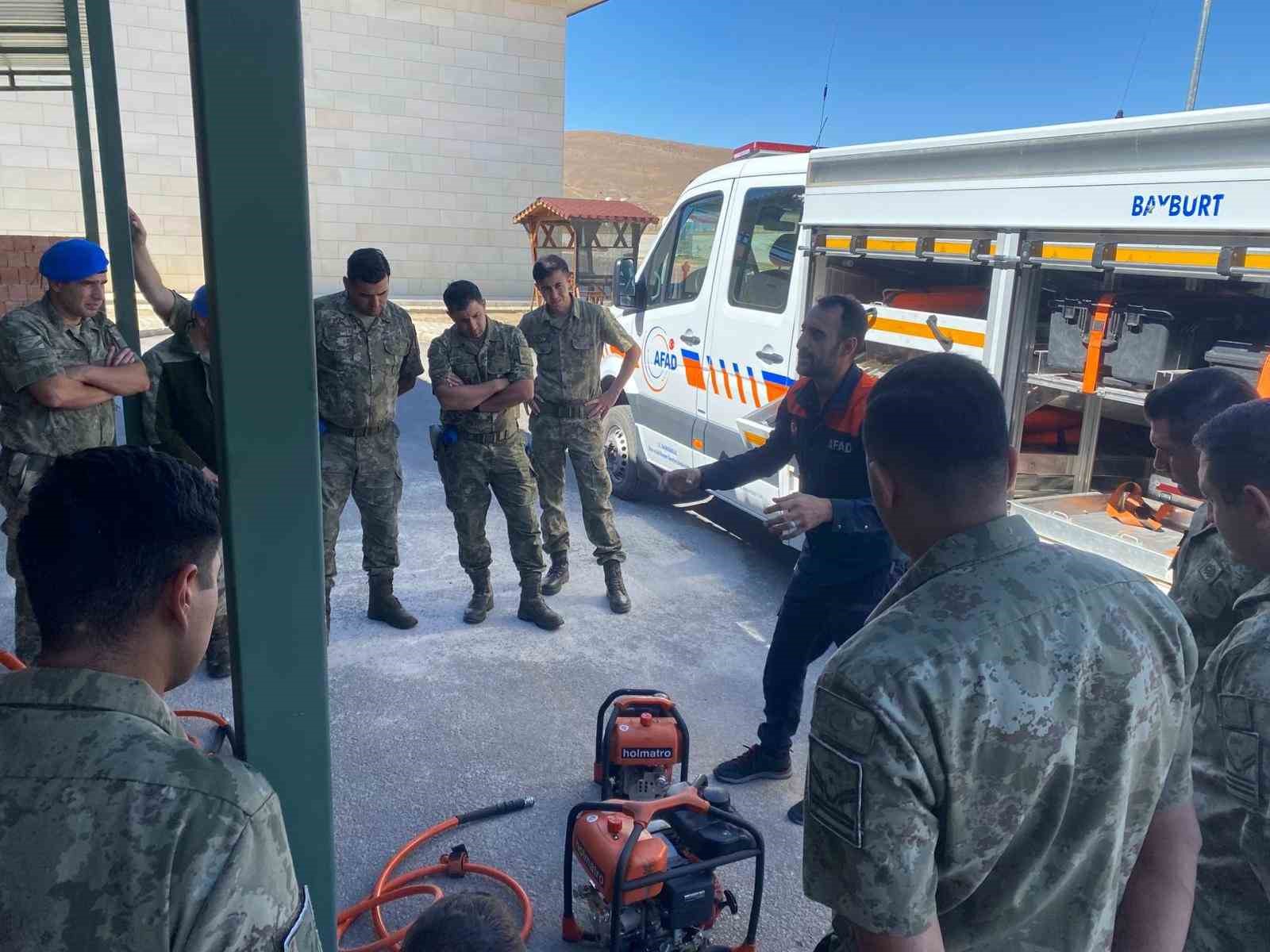 Bayburt&rsquo;ta komandolara &lsquo;Enkazda Arama ve Kurtarma&rsquo; eğitimi verilmeye başlandı
