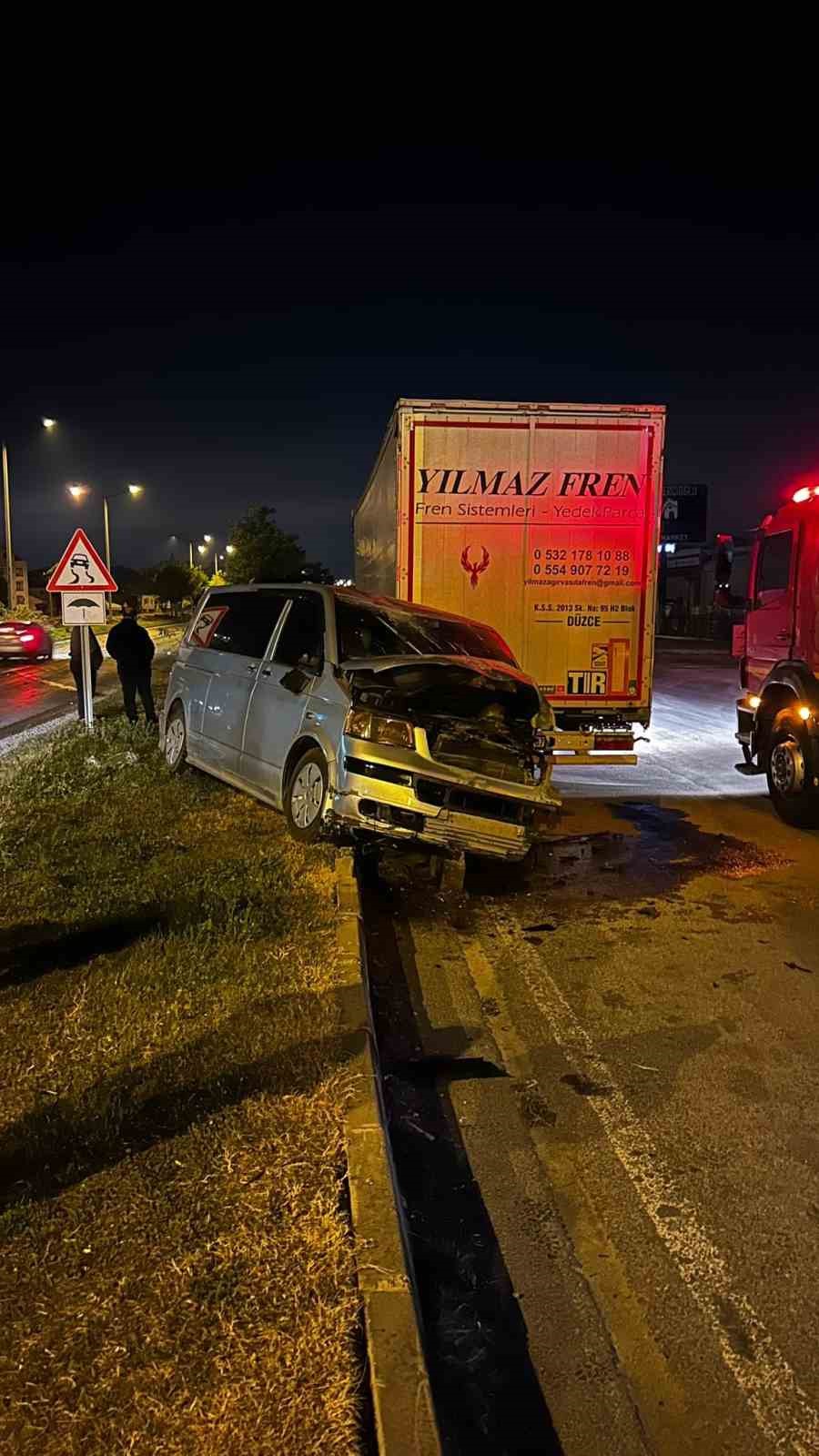 Ters istikamete giren araç ağaçlara çarparak durabildi: 1 yaralı