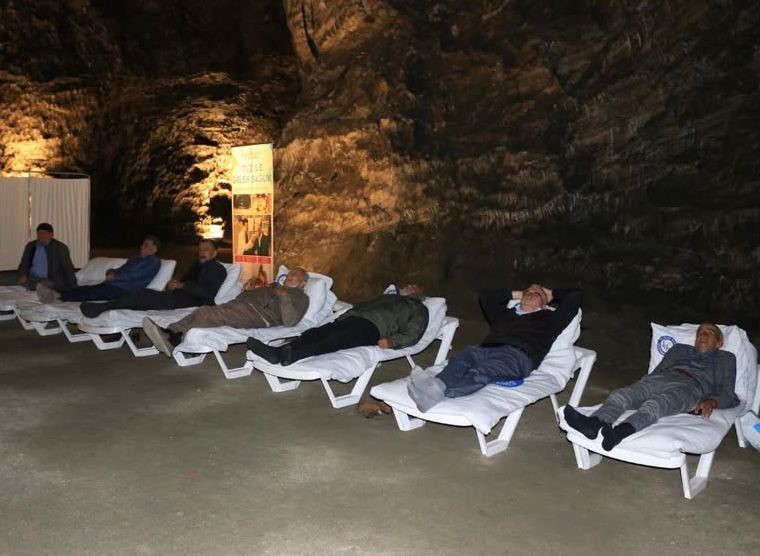 Nefes alabilmek için yerin 150 metre altında şifa arıyorlar