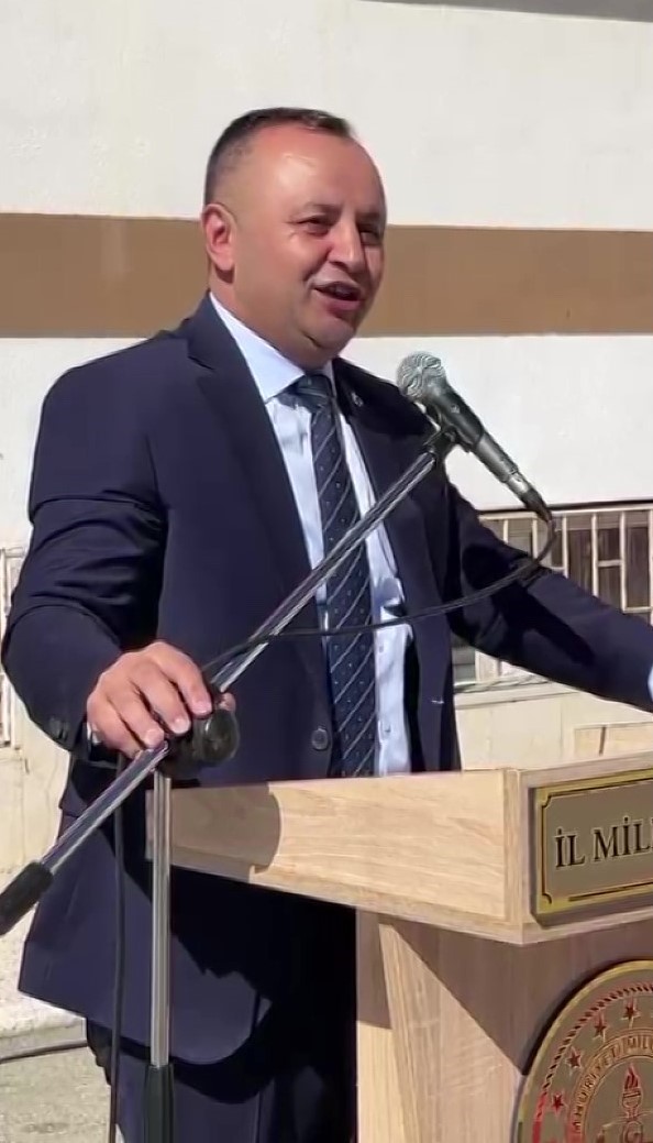 Amasya’da öğrencilere kötü örnek olan tören krizi: Başkan eleştirdi, vali cevap verdi