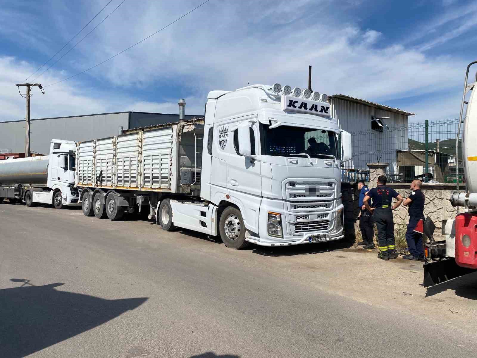 Kocaeli&rsquo;de kamyonun damperi elektrik tellerine &ccedil;arptı: S&uuml;r&uuml;c&uuml; ağır yaralandı
