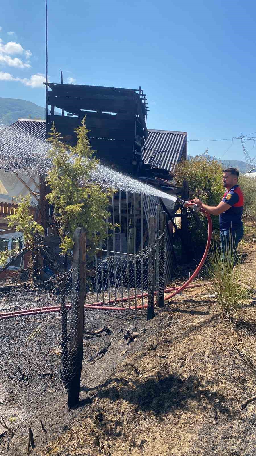 Türkeli’de anız yangını eve sıçradı