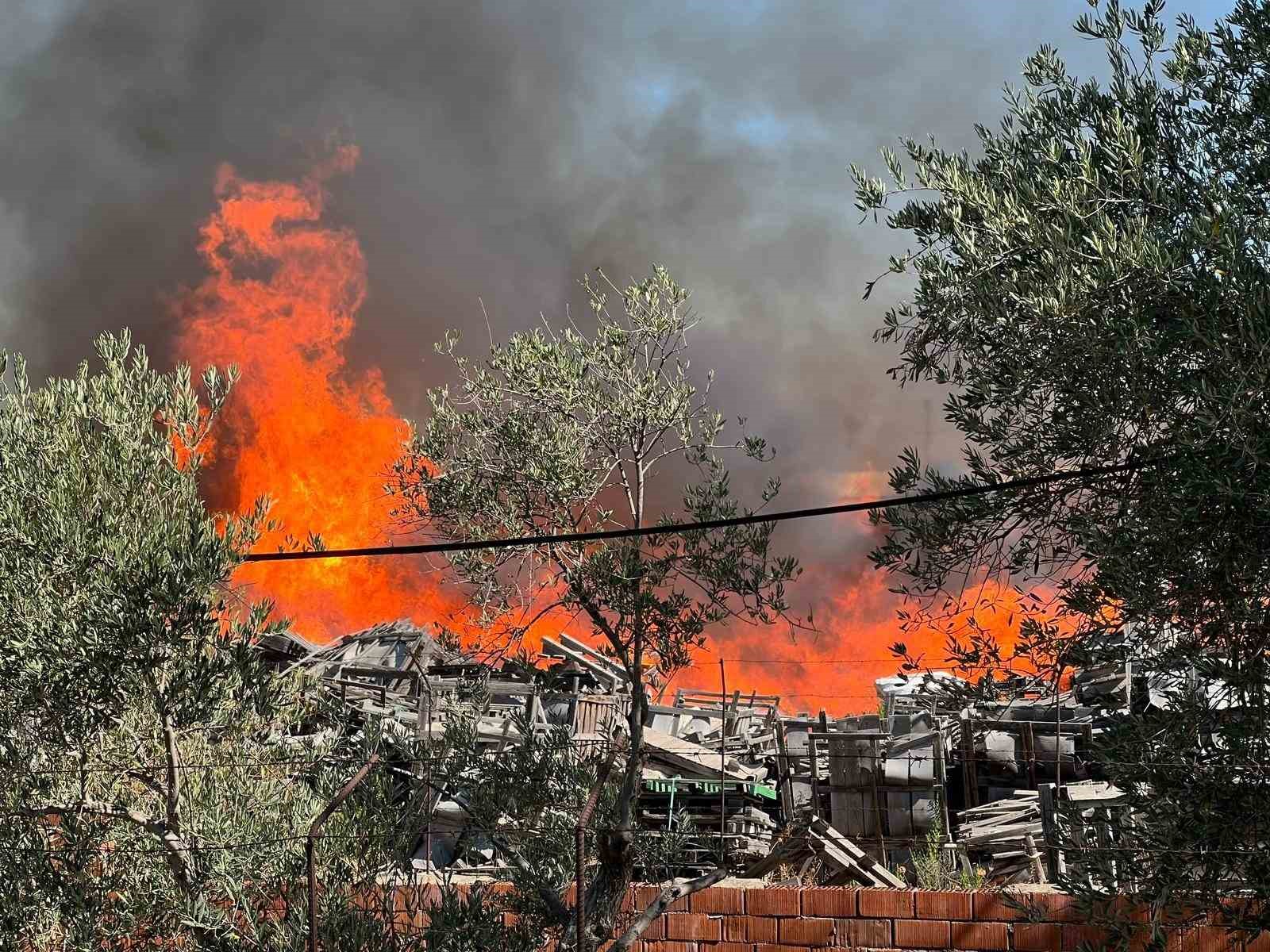 Manisa&rsquo;daki fabrika yangını kontrol altına alındı
