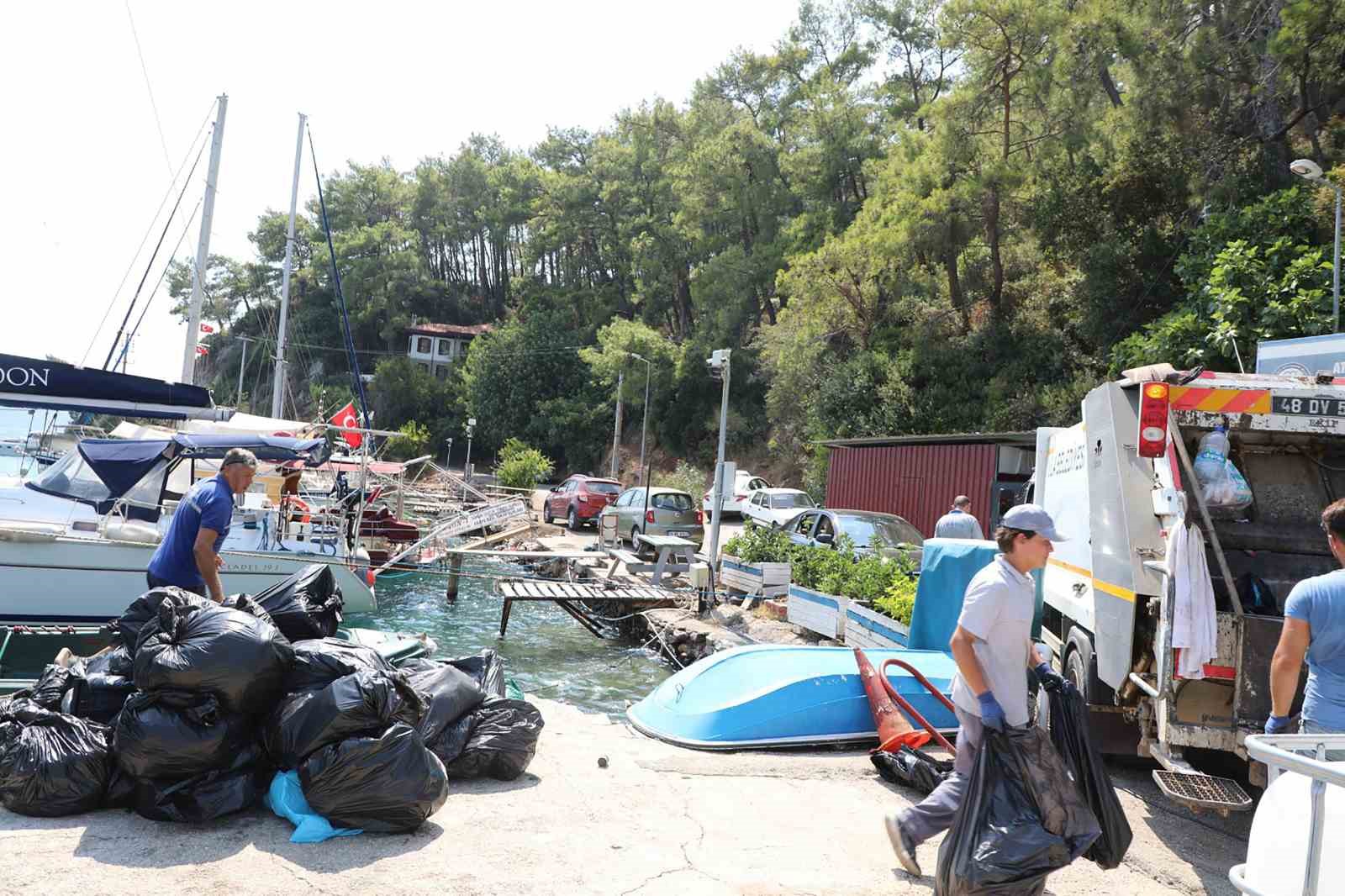 Muğla Büyükşehir’den araç ulaşımı olmayan koylarda temizlik