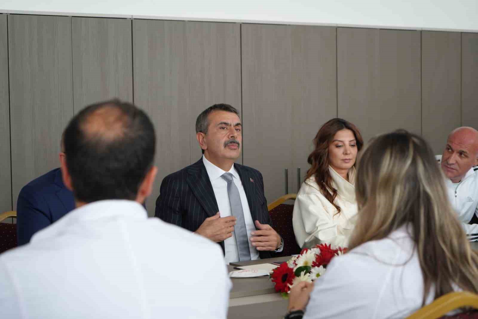 Milli Eğitim Bakanı Yusuf Tekin, Erzurum&rsquo;da okul a&ccedil;ılışını okulun &ouml;ğrencileriyle birlikte yaptı
