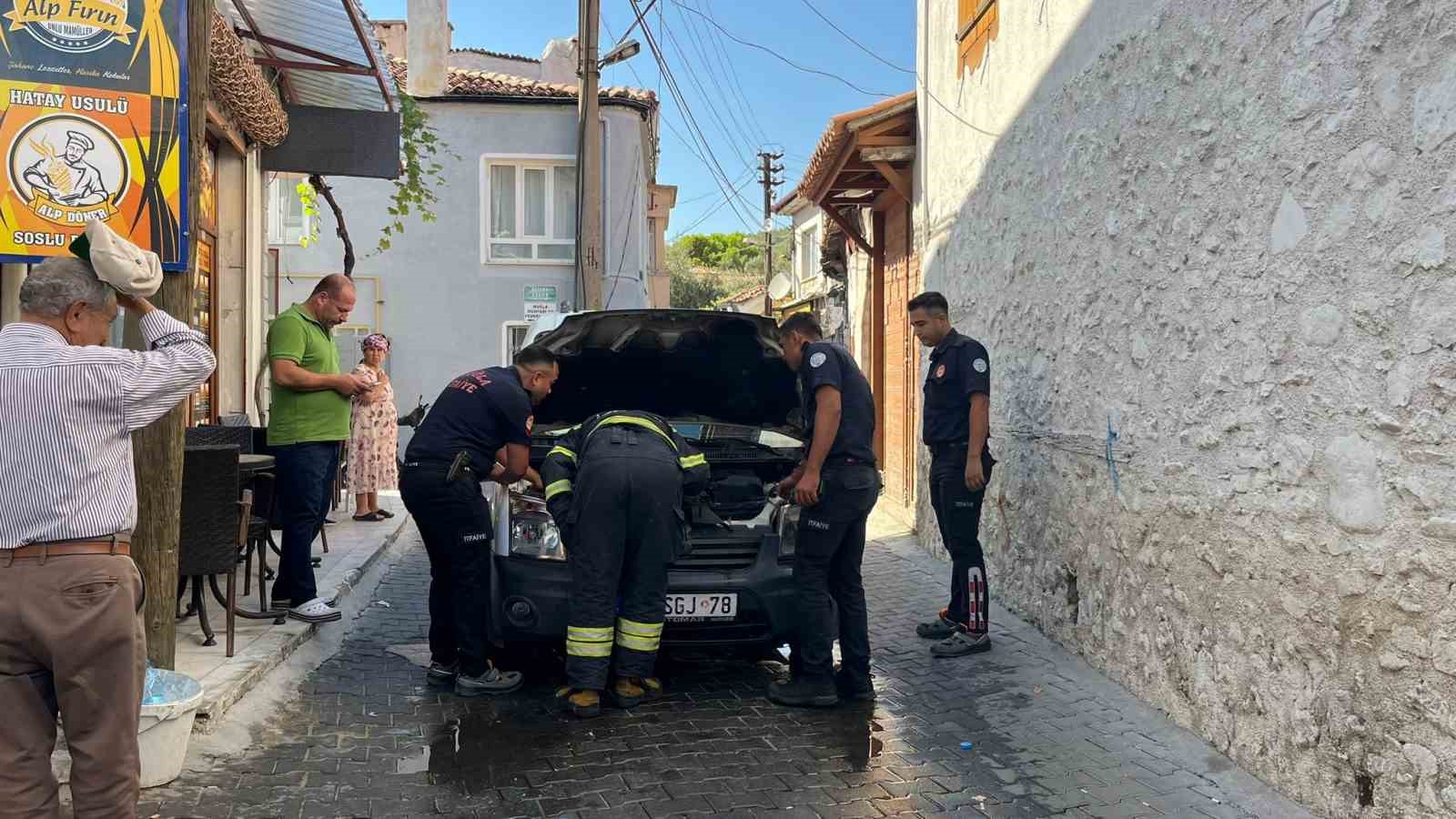 Menteşe’de araç yangını ekipleri alarma geçirdi