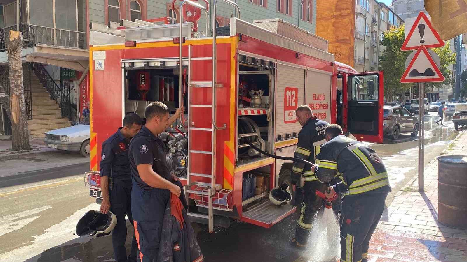 Elazığ&rsquo;da odunluk yangını: 1 kişi dumandan etkilendi
