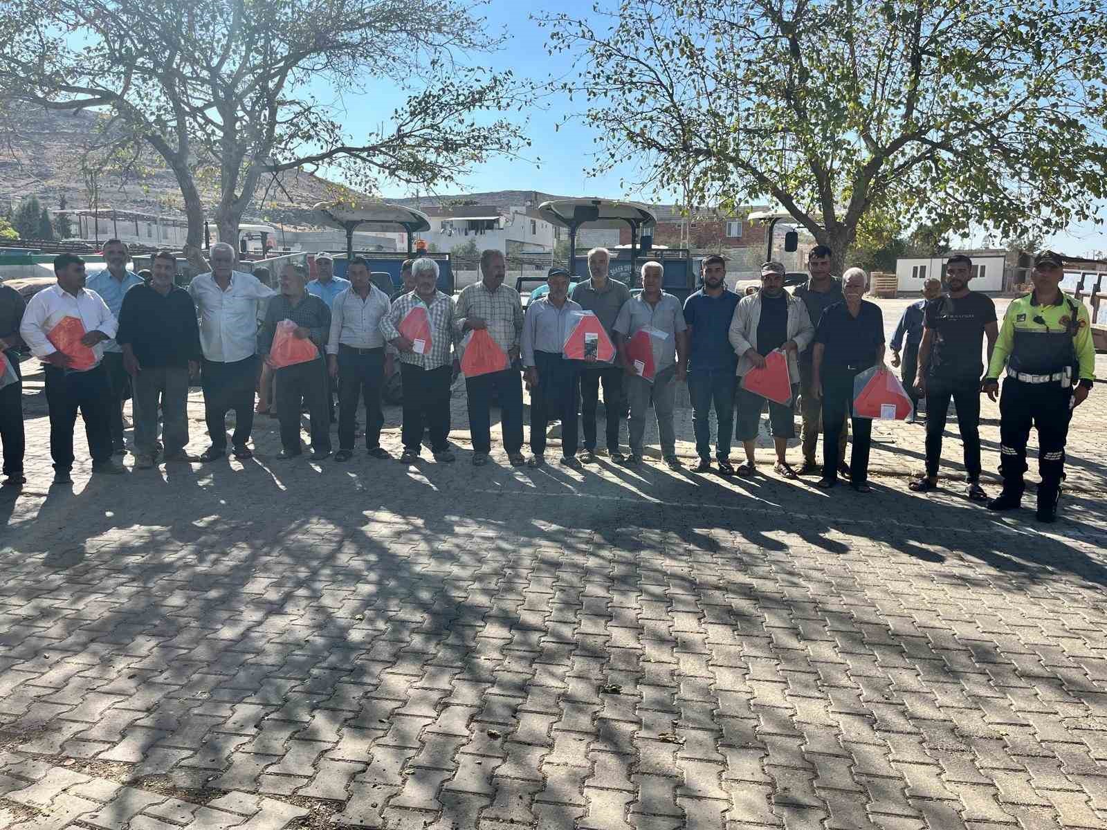 Kilis’te çiftçilere güvenli traktör kullanımı eğitimi verildi