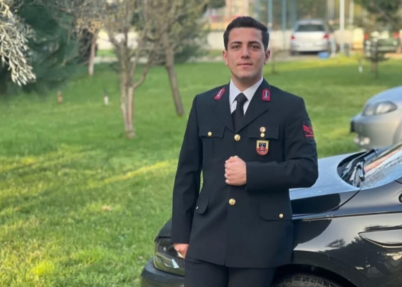 Karab&uuml;k&rsquo;te bı&ccedil;aklı kavgada &ouml;len gen&ccedil; son yolculuğuna uğurlandı
