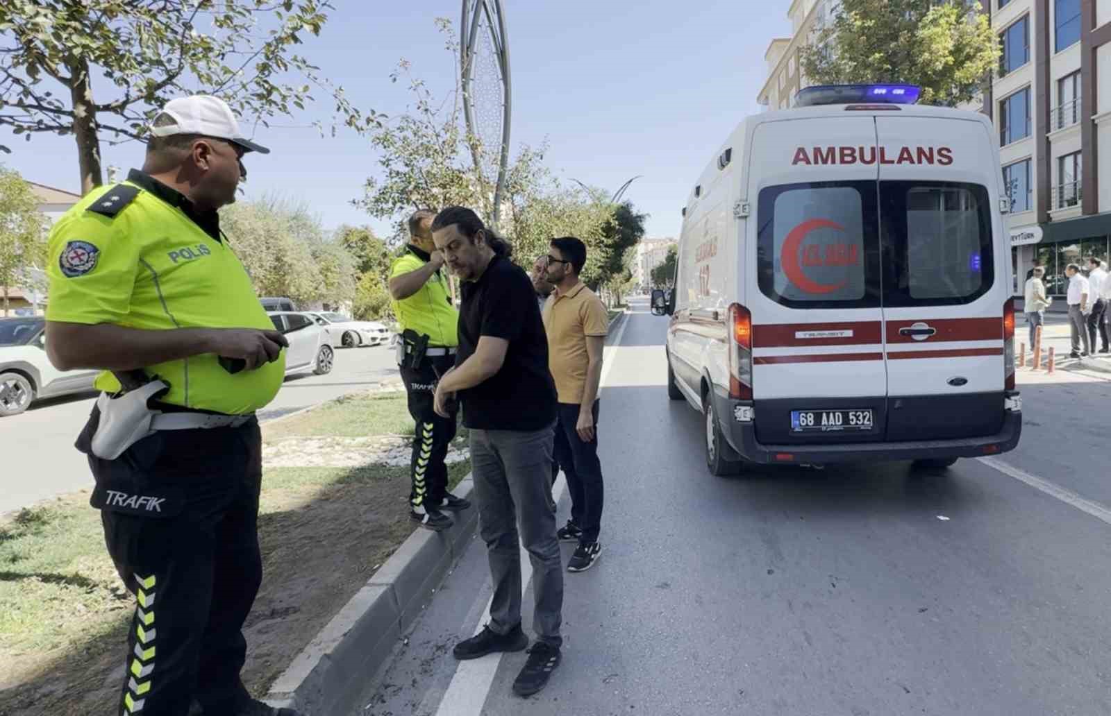 Emekli maaşını &ccedil;ekti, yolun karşısına ge&ccedil;erken otomobil &ccedil;arpıp ka&ccedil;tı
