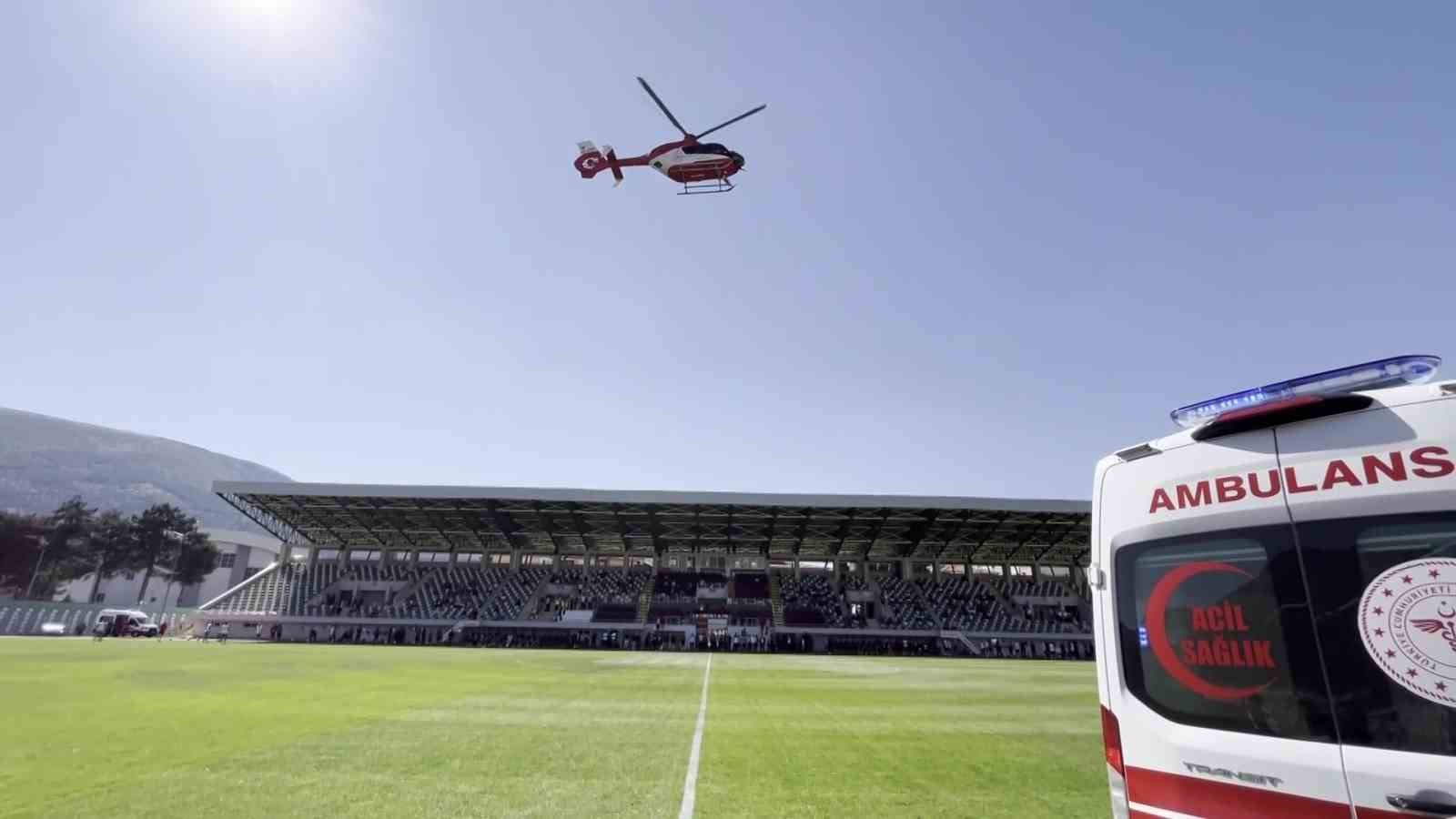 Amasya’da maç öncesi stadyuma ambulans helikopter indi