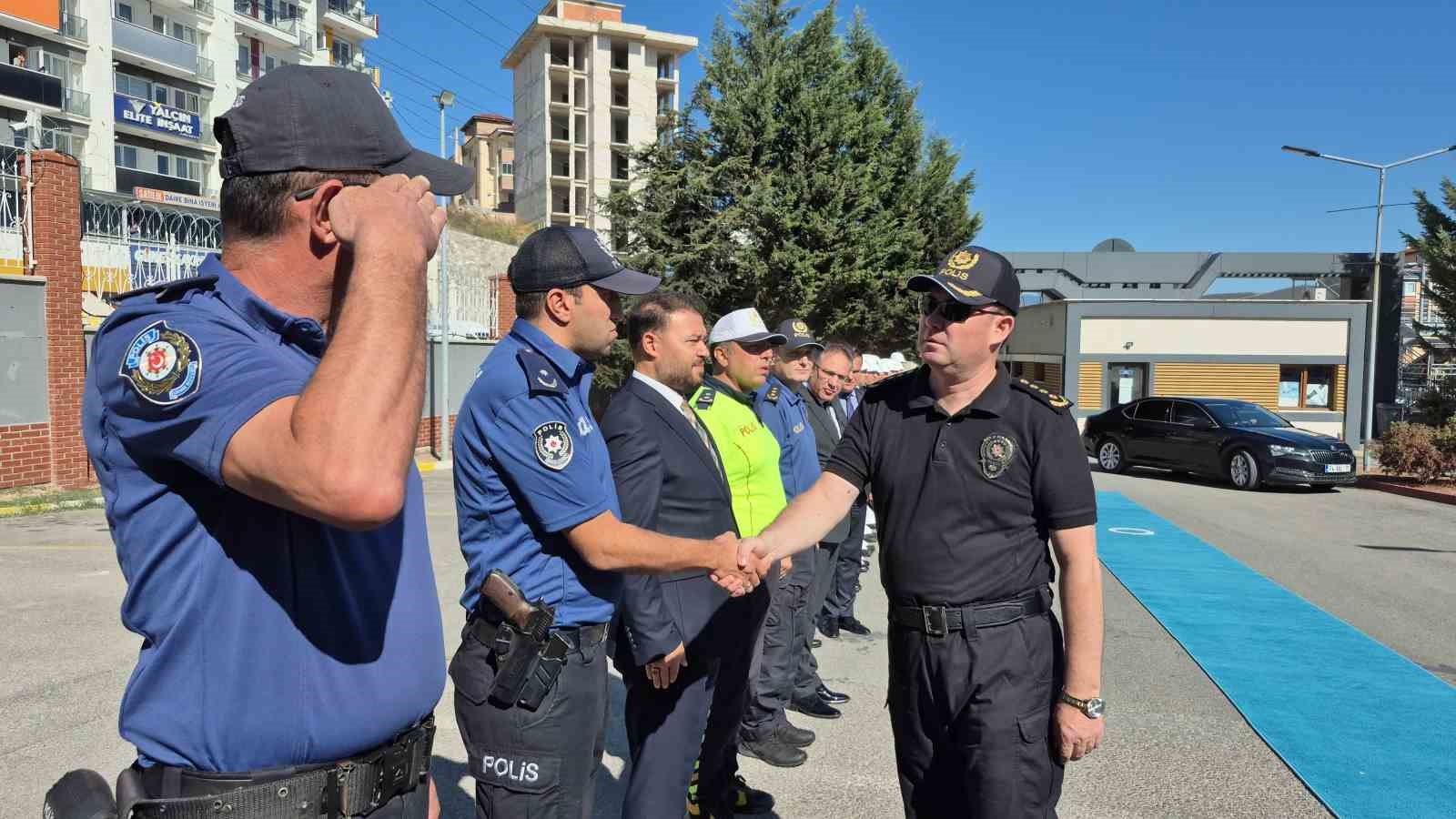 Yeni Emniyet Müdürü, kendisini karşılayan şehit babasının elini öptü