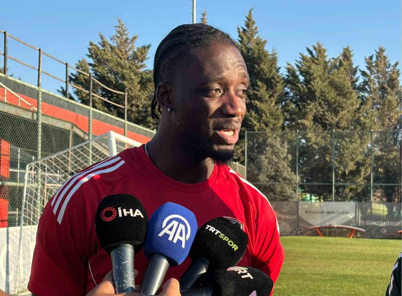 Myenty Abena: "Trabzonspor ma&ccedil;ını kazanarak yakaladığımız havayı s&uuml;rd&uuml;rmek istiyoruz"
