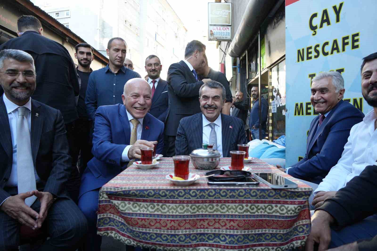 Bakan Tekin, Erzurum’da esnafla buluştu
