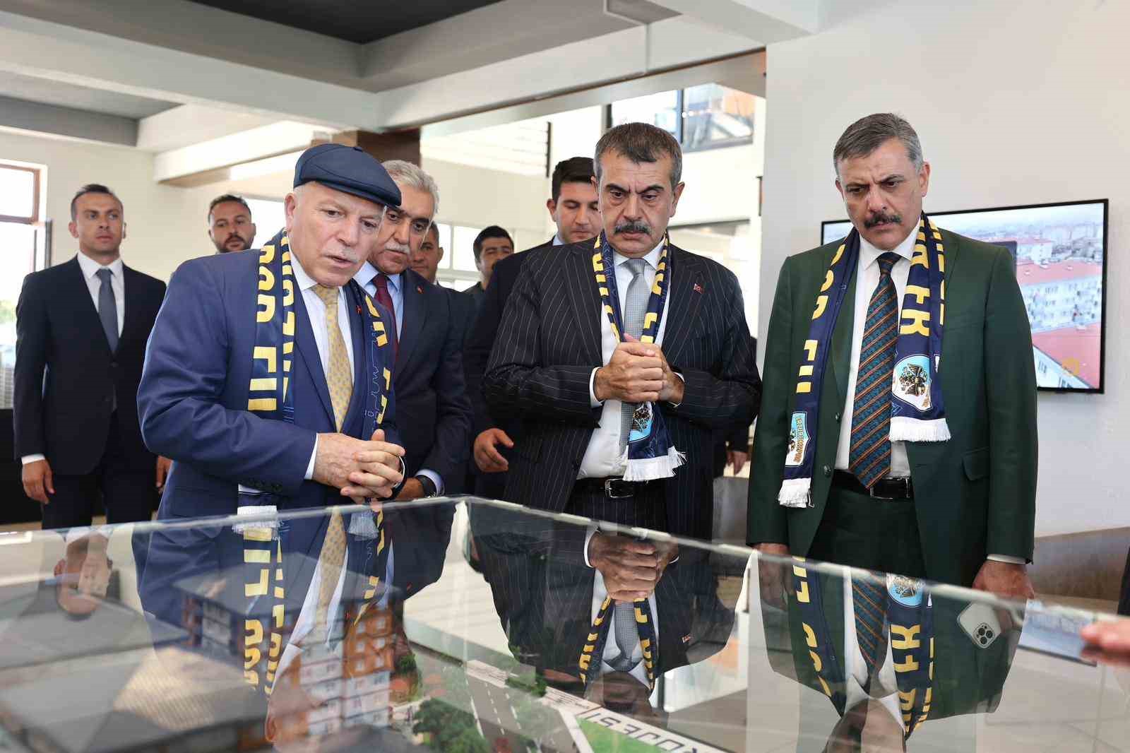 Bakan Tekin, Erzurum&rsquo;da esnafla buluştu
