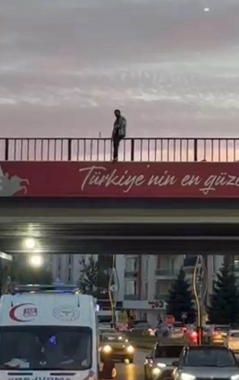 K&ouml;pr&uuml;ye &ccedil;ıkan şahsı polis ikna etti
