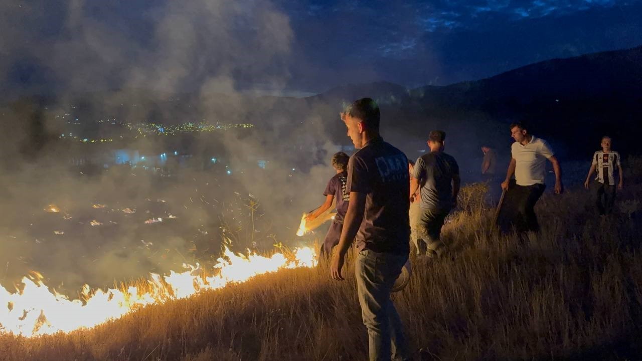 Yerleşim yeri yakınında &ccedil;ıkan anız yangını paniğe neden oldu
