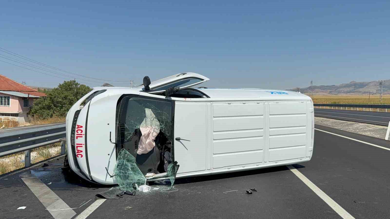 İlaç taşıyan araç bariyerlere çarparak devrildi