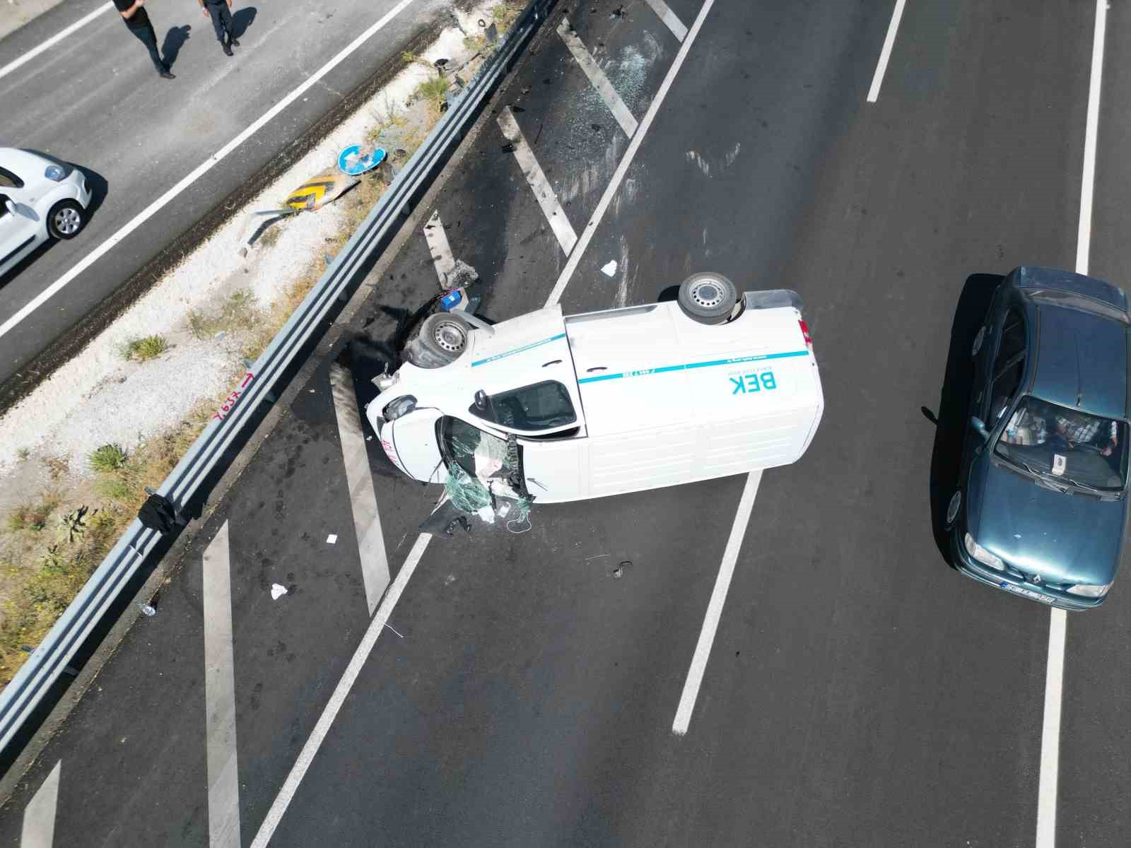 İlaç taşıyan araç bariyerlere çarparak devrildi