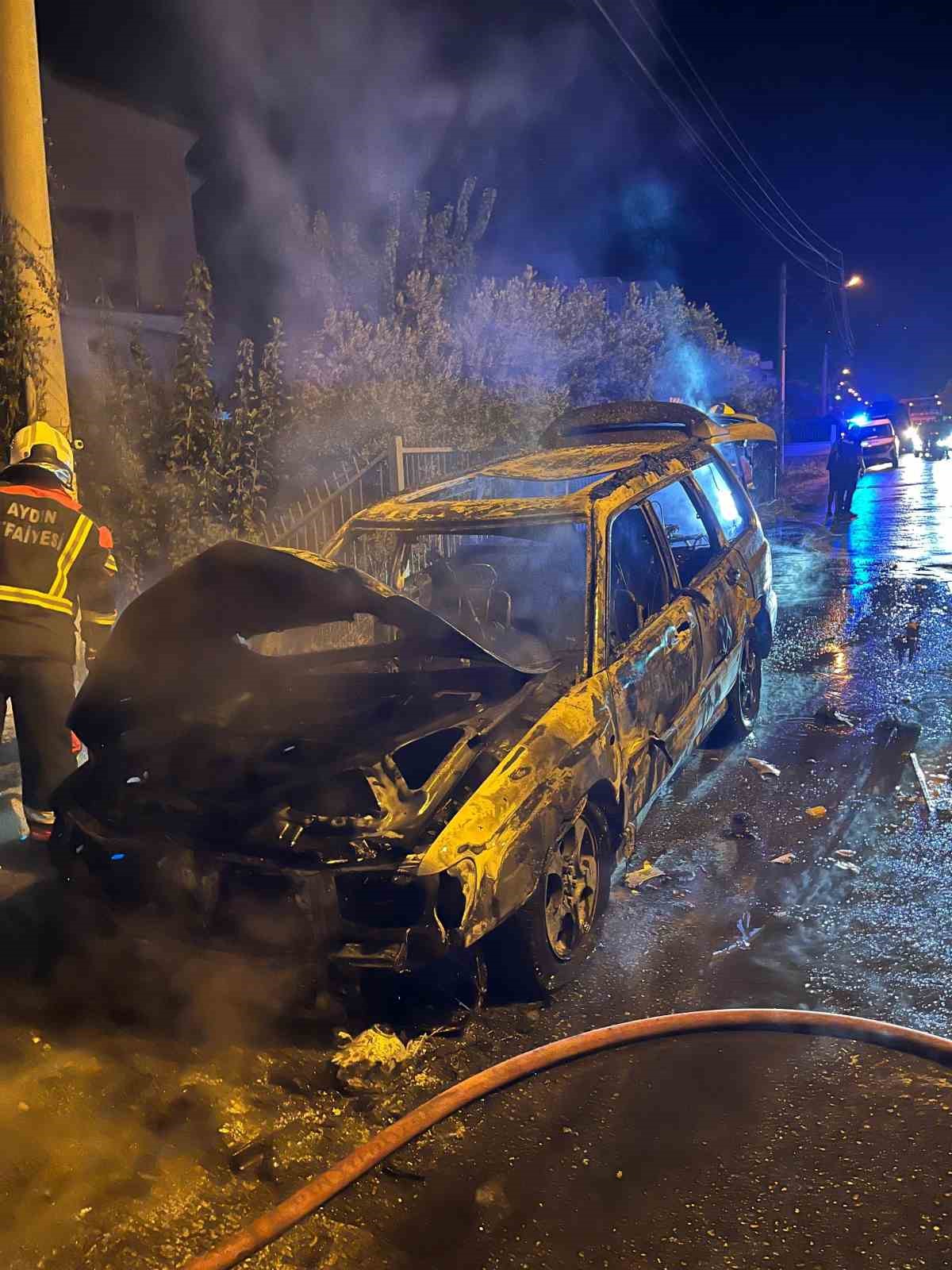 Alev topuna dönen otomobil kullanılamaz hale geldi
