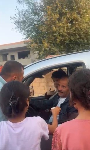 Savaşta katledilen akranları i&ccedil;in annelerinin yaptıkları yiyecekleri satan minikler g&ouml;n&uuml;lleri fethettiler
