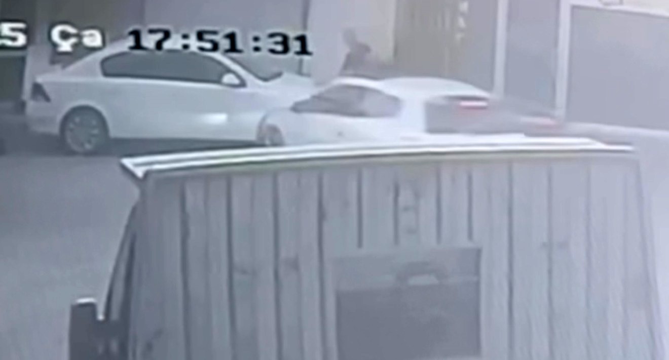 Polisten ka&ccedil;an aracın &ccedil;arptığı esnaf &ouml;l&uuml;mden d&ouml;nd&uuml;: Kaza anı kamerada
