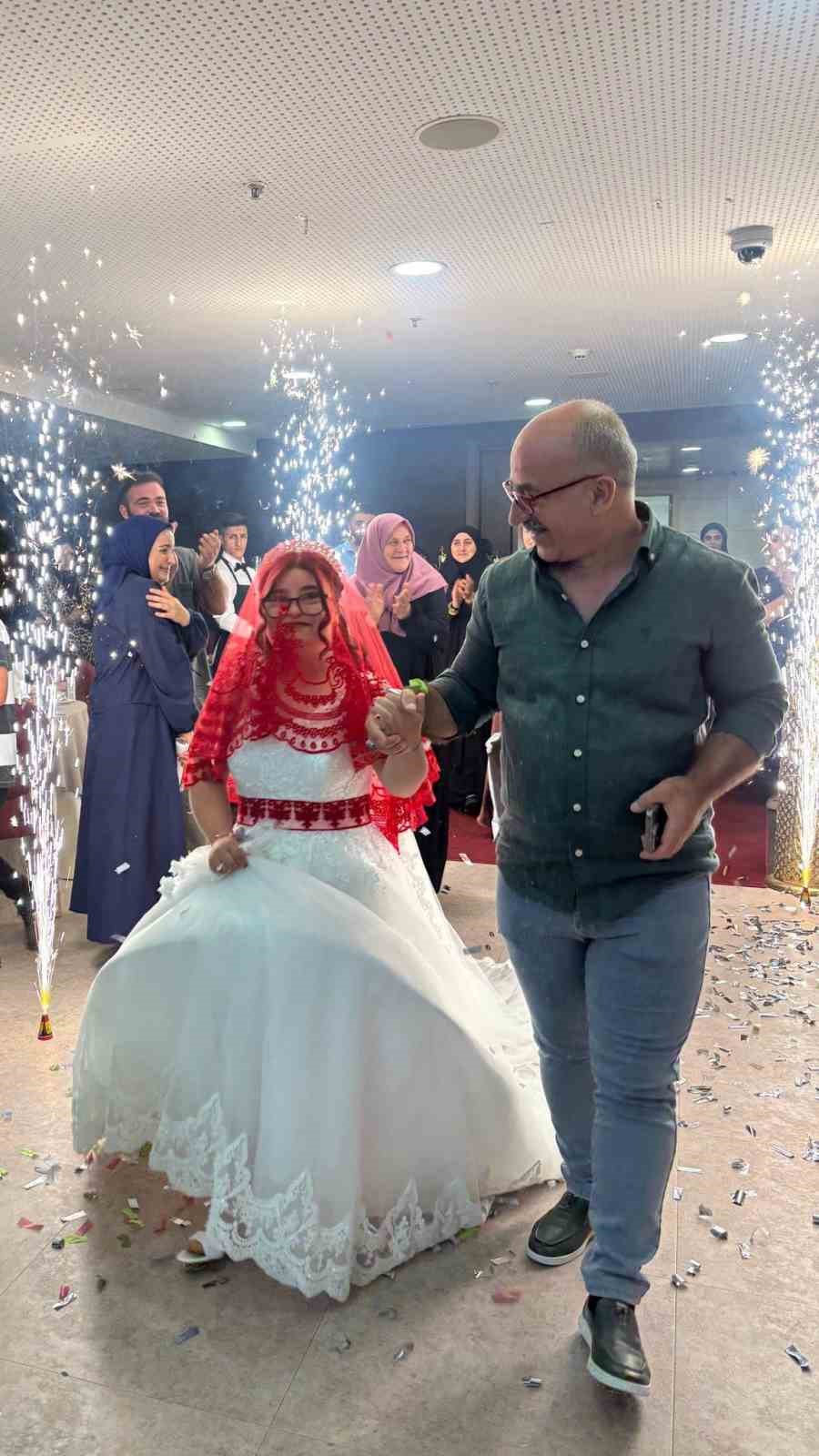 Arnavutköy’de Dilan’ın hayali gerçek oldu: Down sendromlu genç kıza temsili düğün
