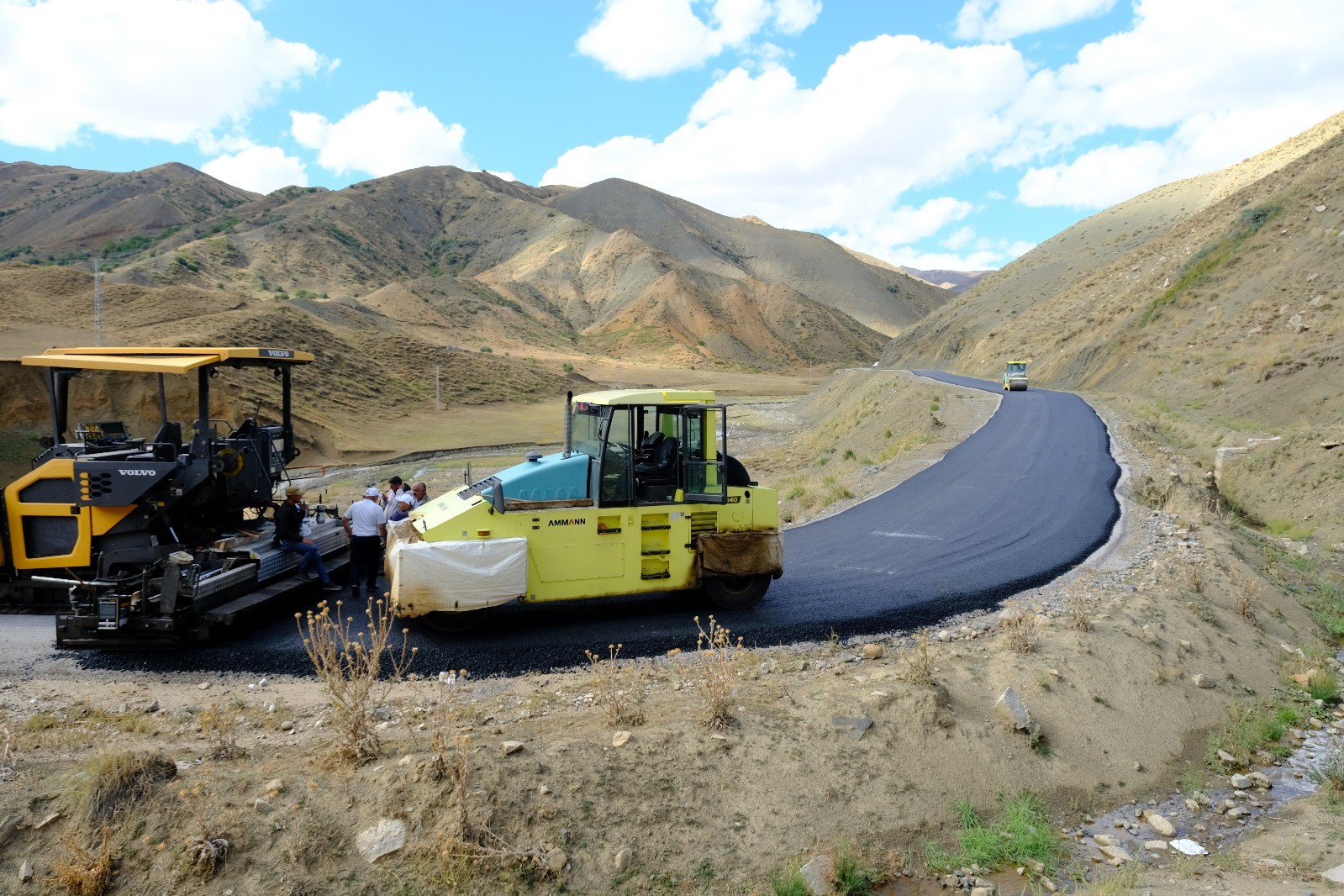 Eleşkirt’te Çatkösedağ grup köy yoluna sıcak asfalt döküldü