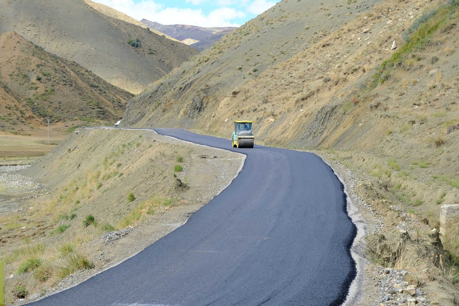 Eleşkirt&rsquo;te &Ccedil;atk&ouml;sedağ grup k&ouml;y yoluna sıcak asfalt d&ouml;k&uuml;ld&uuml;
